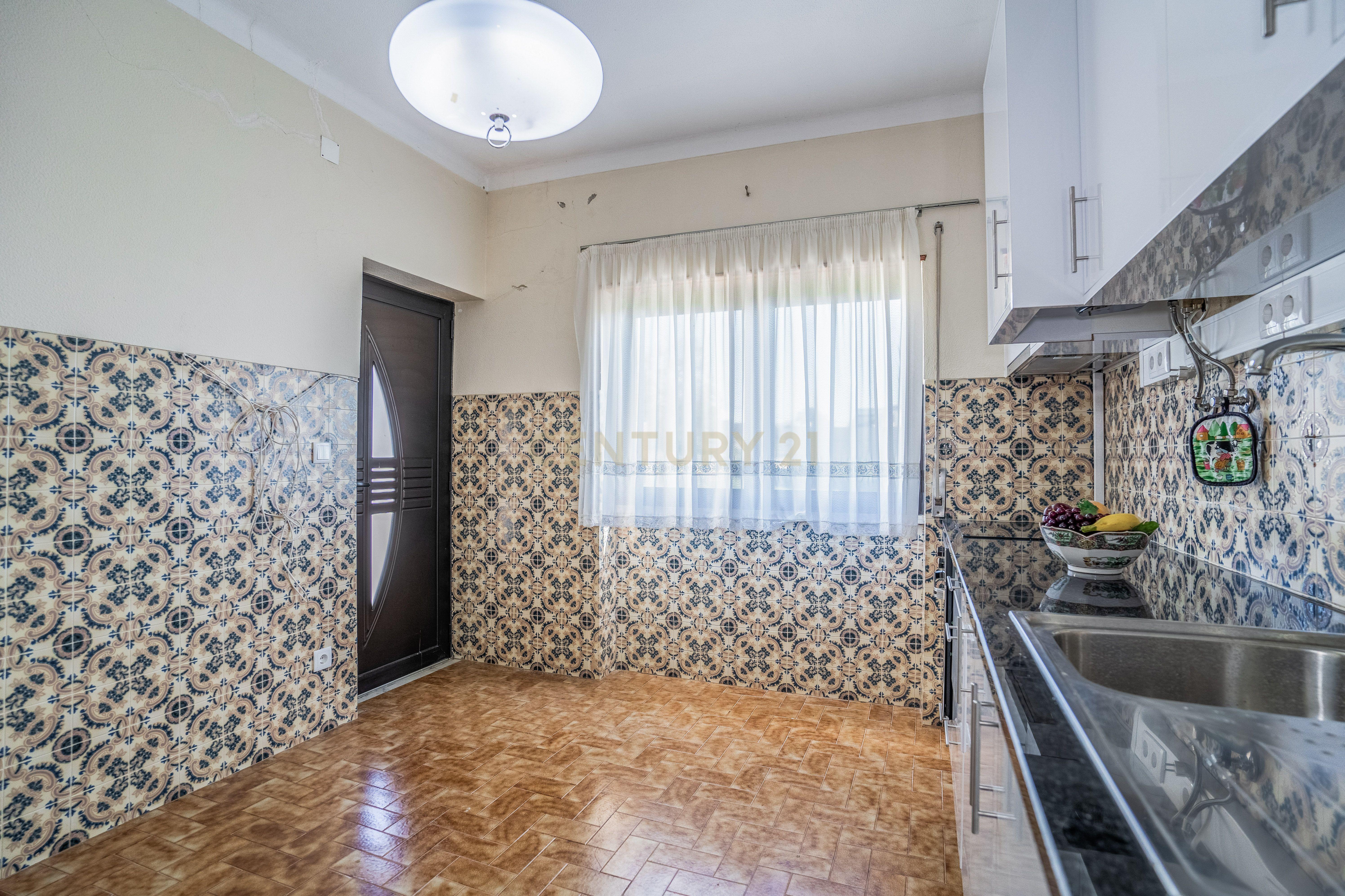 Fotografia 10 de Moradia Bifamiliar com 2 Armazéns de Grande Dimensão