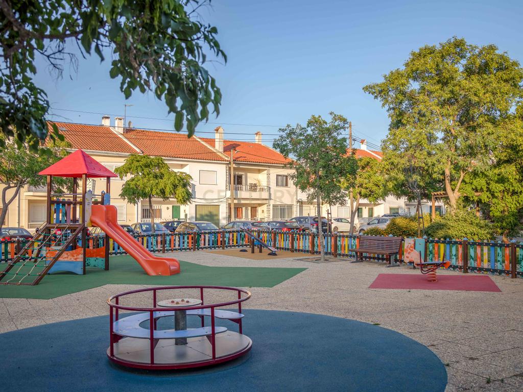 Casa Isolada em Samora Correia com Jardim e Garagem  - Image 5