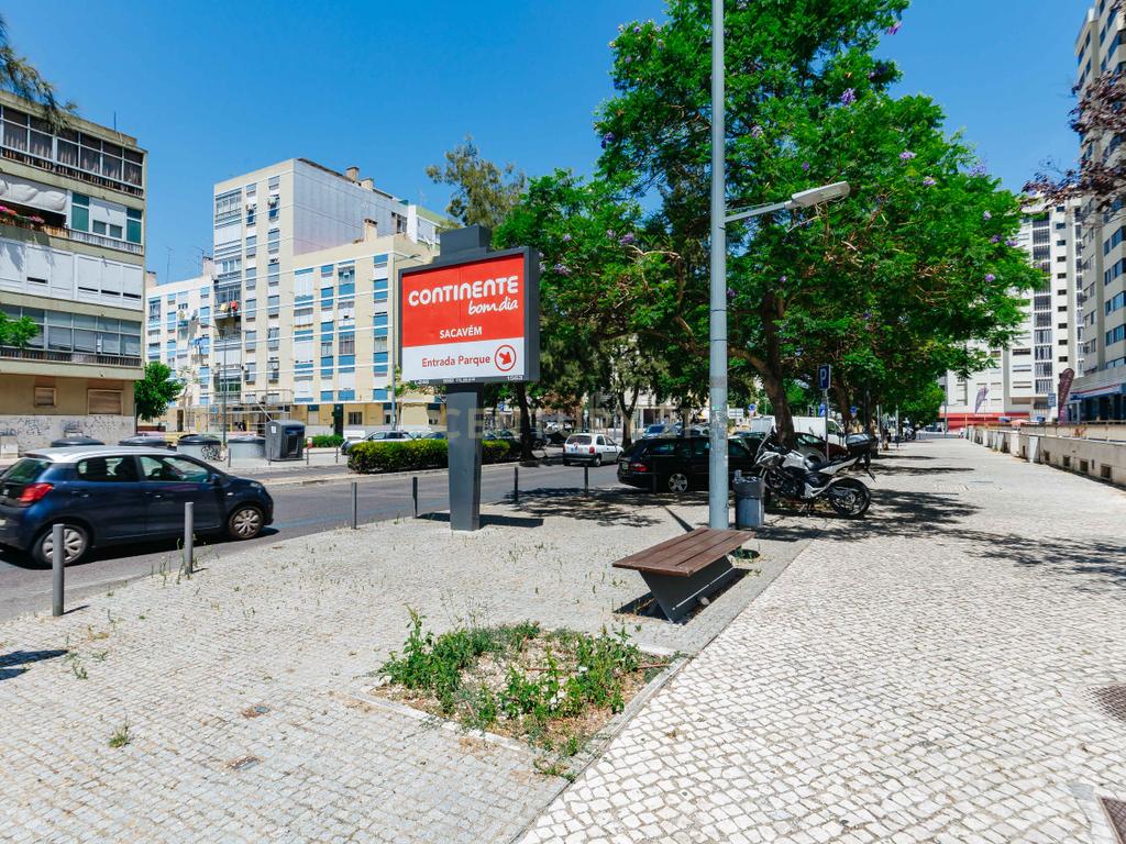 Loja com duas frentes em Sacavém, Loures - 120m² - Image 32