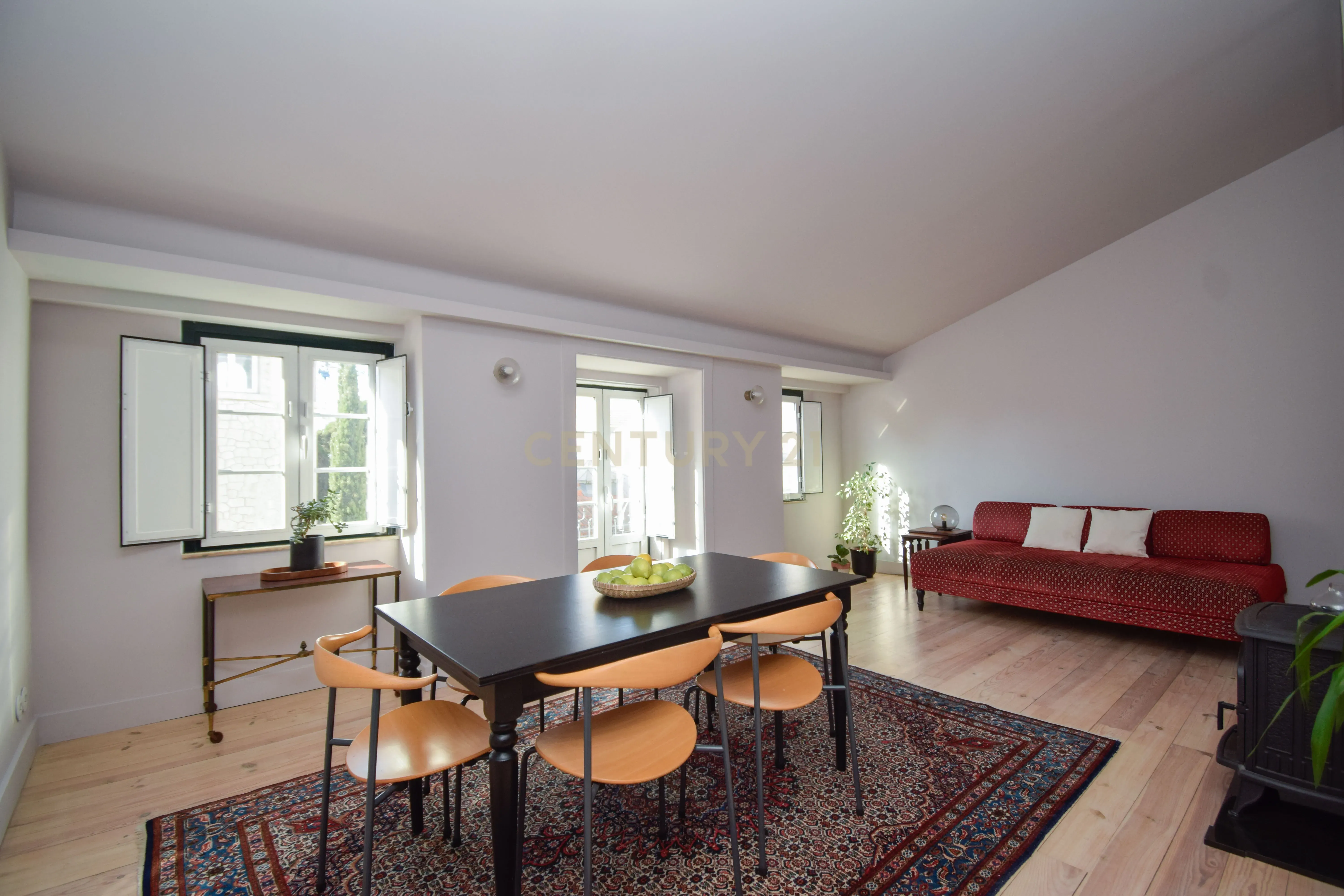 Fotografia 3 de Apartamento com mezzanine e potencial de reconversão na Estrela