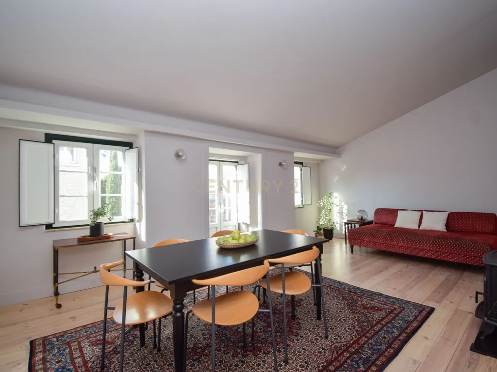 Apartamento com mezzanine e potencial de reconversão na Estrela - Image 3