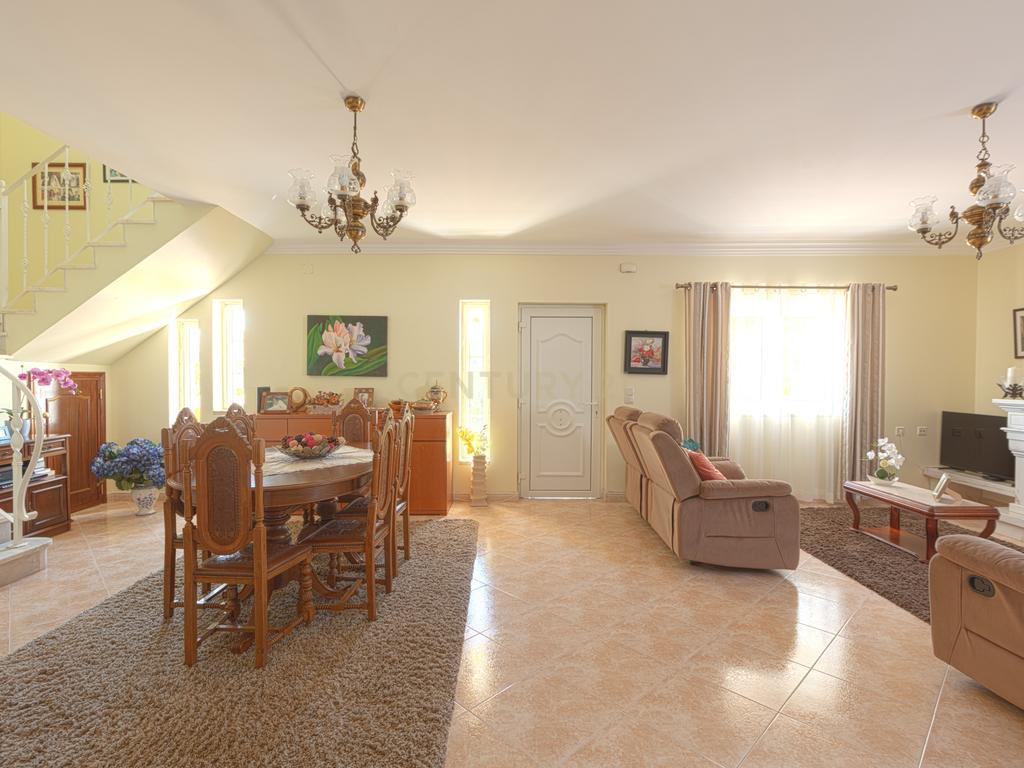 Moradia T4 Isolada com Jardim e Garagem em Olalhas – Tomar - Image 13