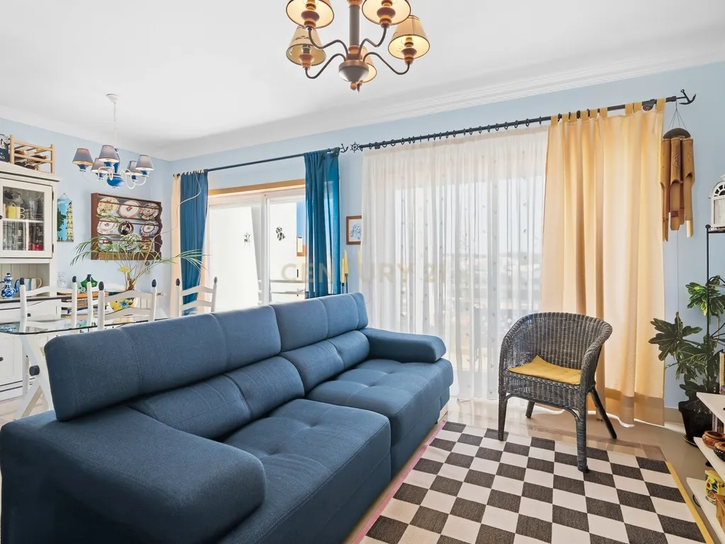 Apartamento T3 com 2 varandas, suíte e garagem no Cacém - Image 2