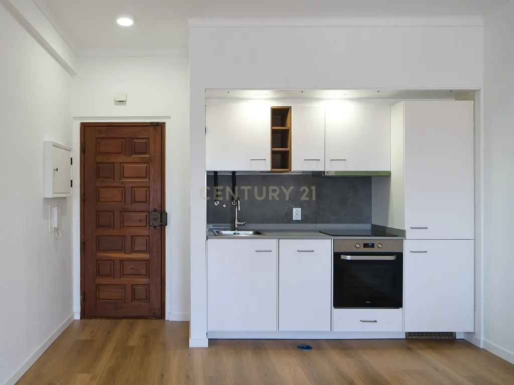 Apartamento T1 Renovado com Vista Panorâmica Costa da Caparica - Almada - Image 5