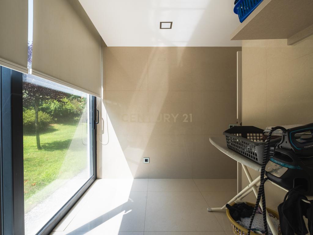 Luxuosa Moradia T4 com Piscina e Vista Panorâmica em Lousada - Image 14