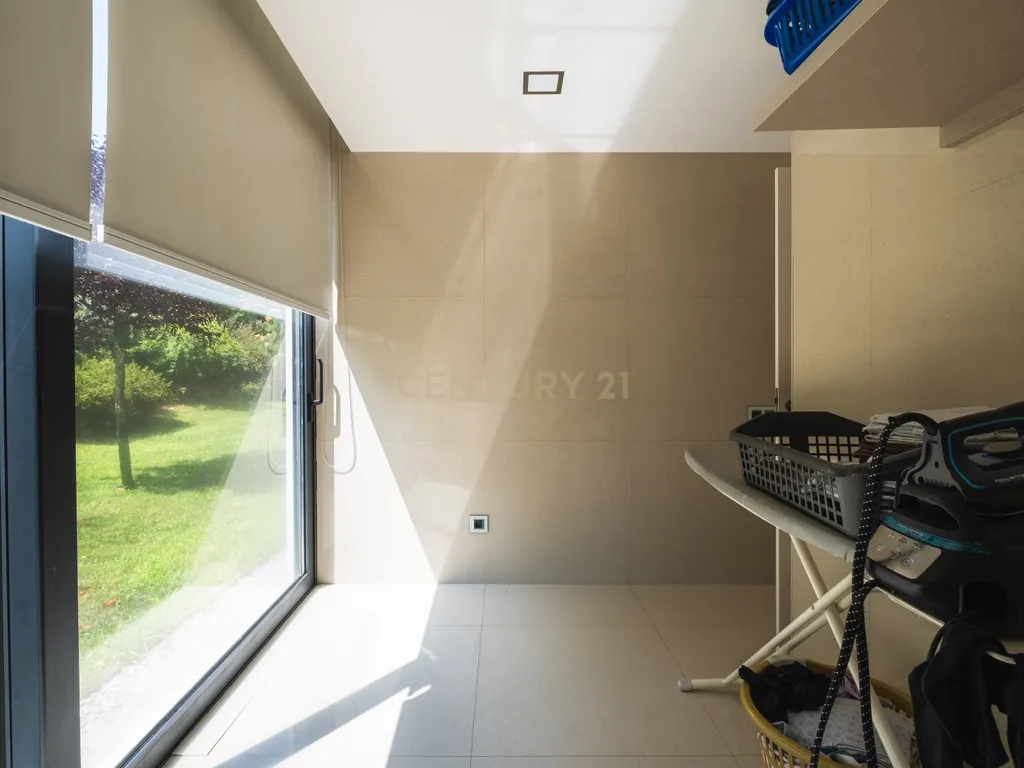 Luxuosa Moradia T4 com Piscina e Vista Panorâmica em Lousada - Image 14