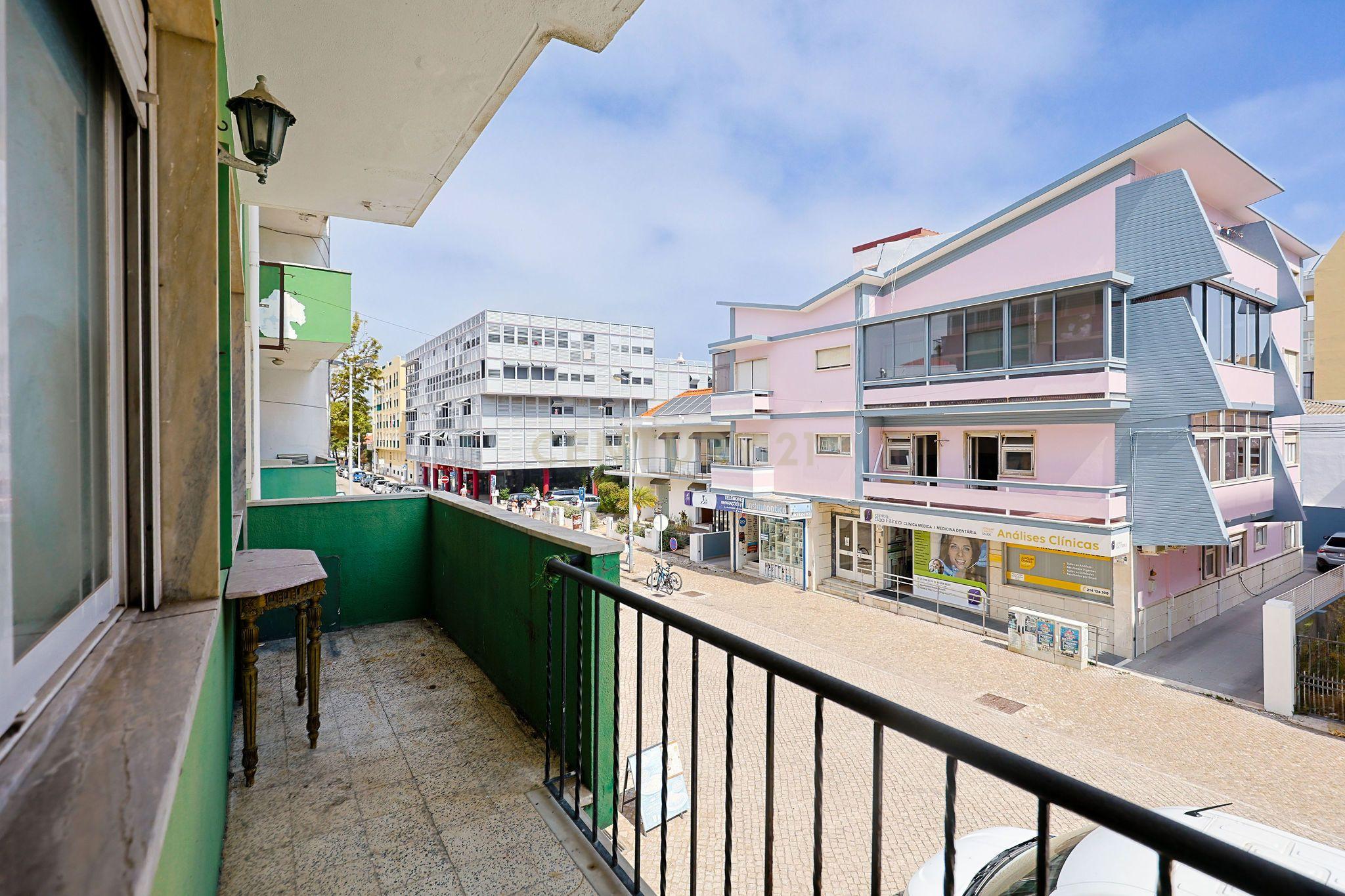 Fotografia 9 de Apartamento T2, com Varanda e Terraço, Centro da Costa de Caparica.