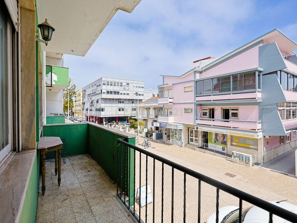 Apartamento T2, com Varanda e Terraço, Centro da Costa de Caparica. - Image 9