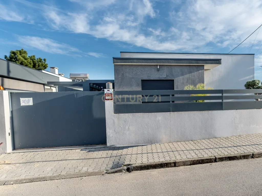 Moradia T3+1 Térrea de gaveto com Piscina, Domótica e Espaço Exterior | Fernão Ferro - Image 4