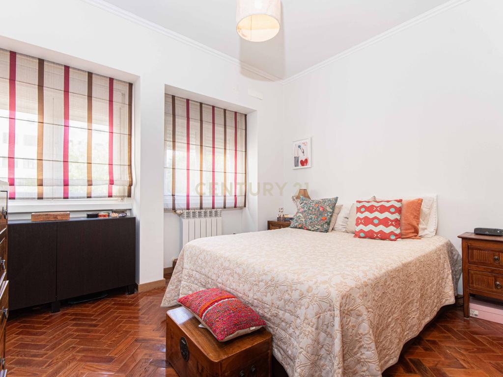 Apartamento T4 luminoso em Alvalade que combina estilo e localização premium - Image 10