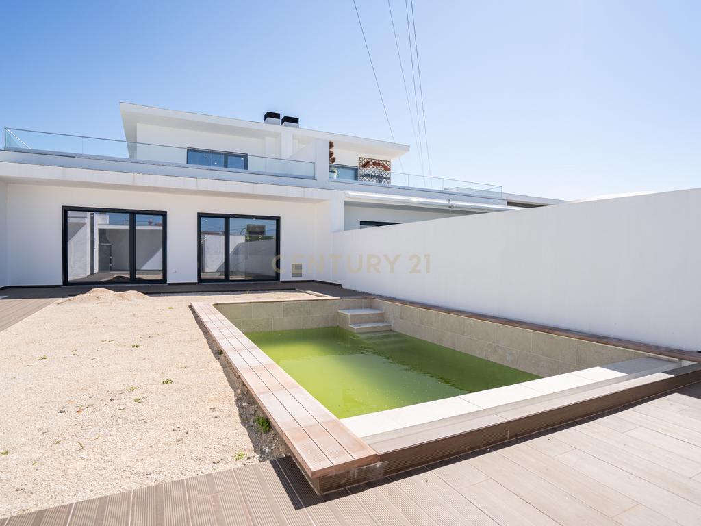 Moradia Térrea com piscina e quatro suites - Image 10