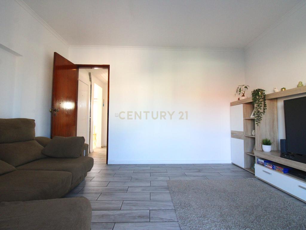 Espetacular Moradia T5 no Casal Do Marco com Garagem  - Image 4