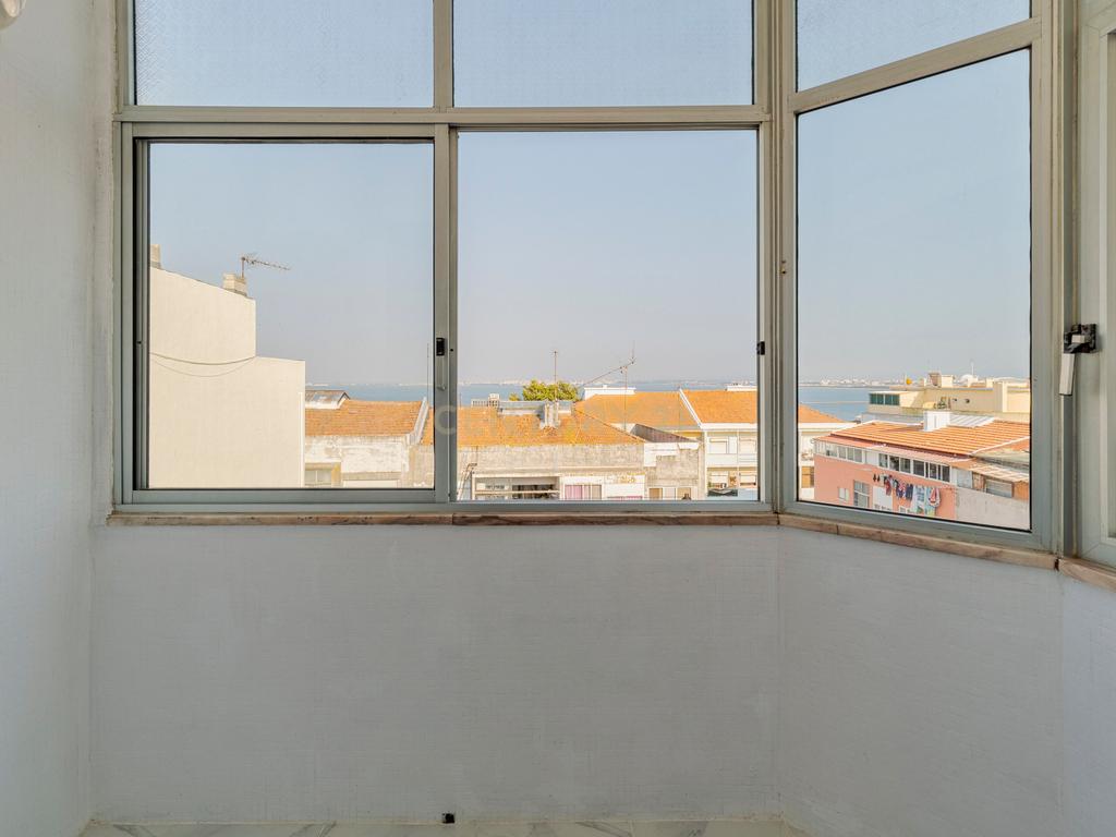 T1 Remodelado com Terraço e Vista Fantástica – Rua Dom Sancho I, Almada - Image 8
