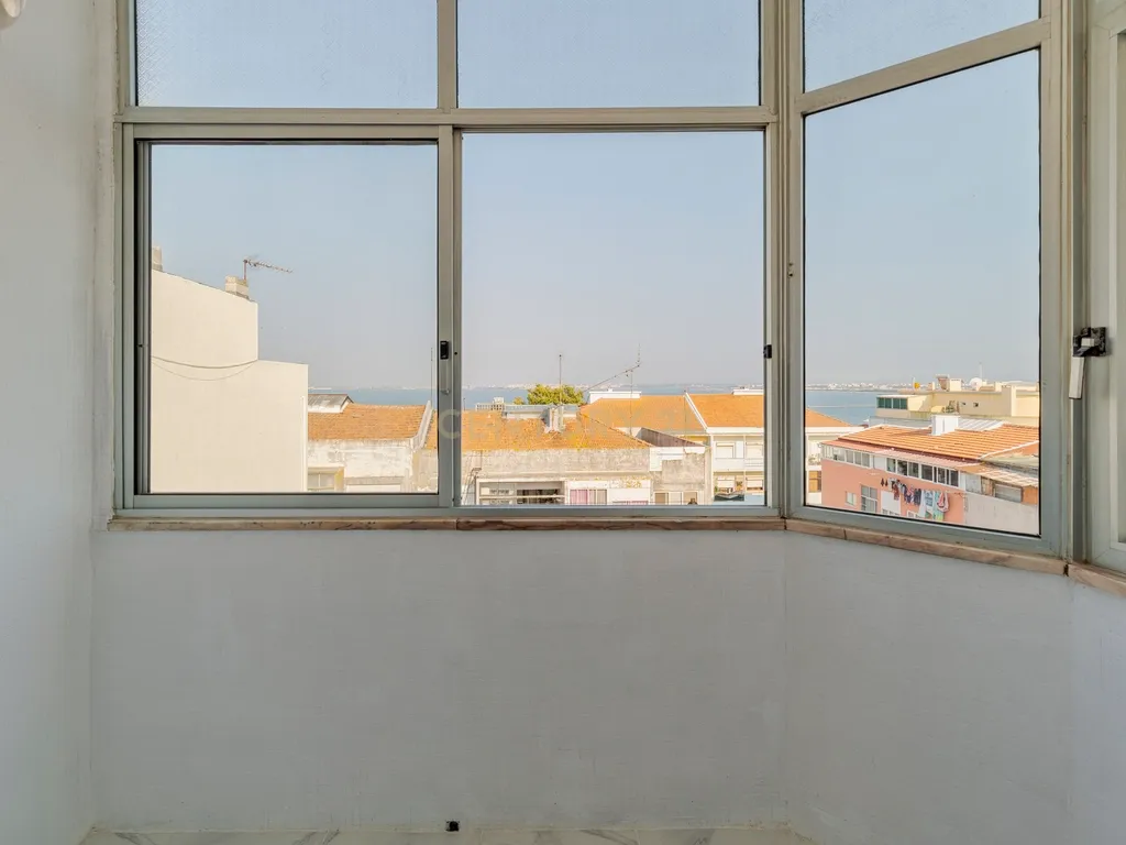T1 Remodelado com Terraço e Vista Fantástica – Rua Dom Sancho I, Almada - Image 8