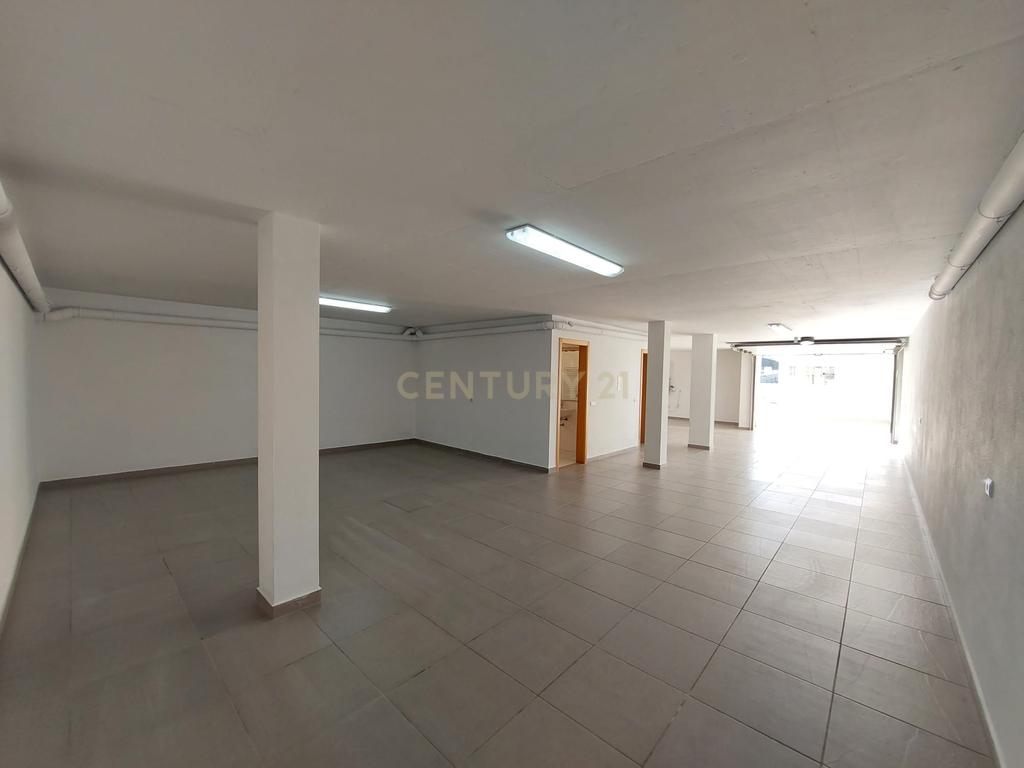 Moradia T4 de 3 Pisos com Piscina e Jardim - Image 27