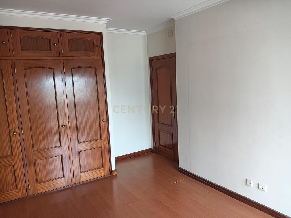 T3 com Suite/Garagem e Arrecadação - Vialonga - Image 47