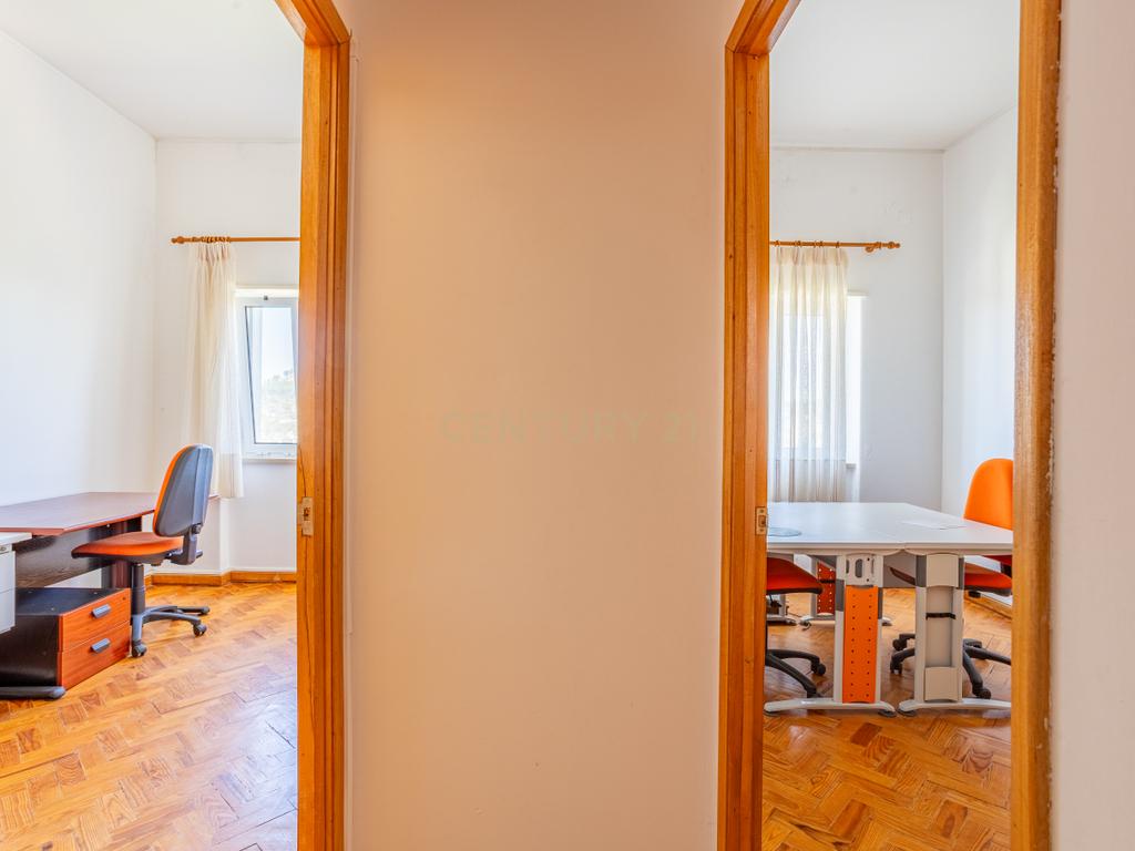 Prédio no Centro de Portalegre para investimento - Image 24