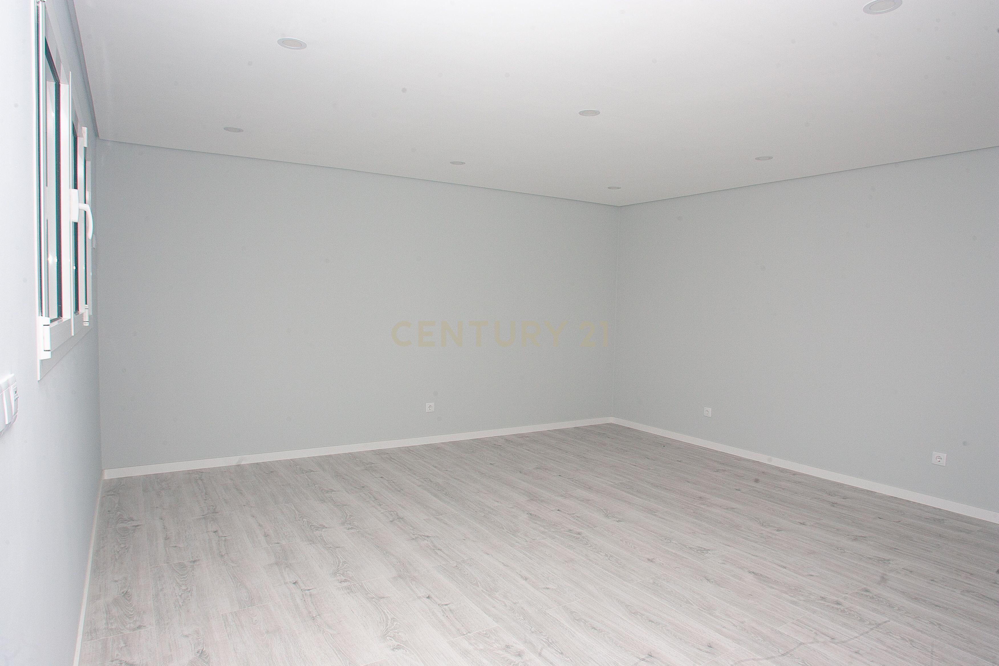 MORADIA T5 + 3 EM FAMÕES, COM PISCINA, JARDIM E BOX PARA 4 CARROS - Image 24