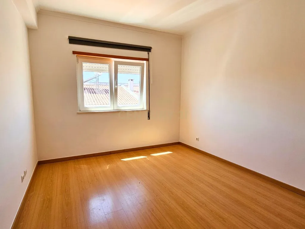 Moradia T4 em Oeiras para arrendar com garagem e terraço - Image 16