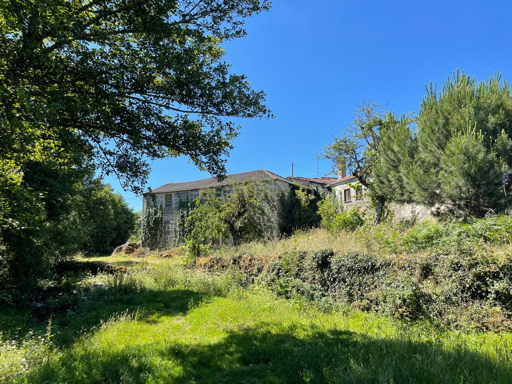Uma quinta com uma casa que necessita de restauro, situada num terreno de 4000m², cortado por um riacho. - Image 49