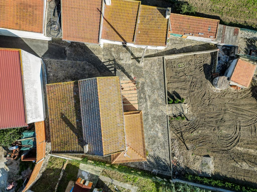 Moradia Isolada T3 com 2480m2 de terreno, poço e com anexos - Image 44