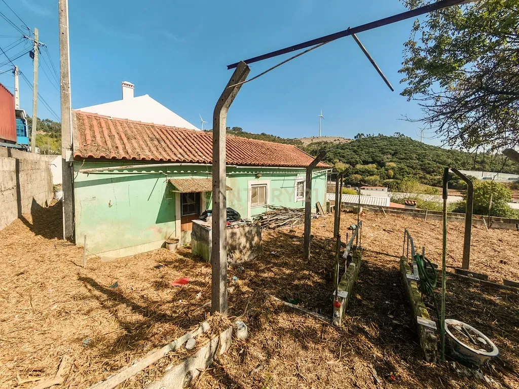 Moradia com Anexo e Terreno de 242 m² | Oportunidade de Reabilitação em Santo Estêvão das Galés - Image 1