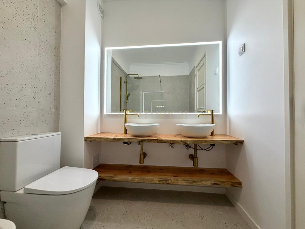 T3+1 Totalmente Remodelado para Arrendamento em Alvalade - Image 11