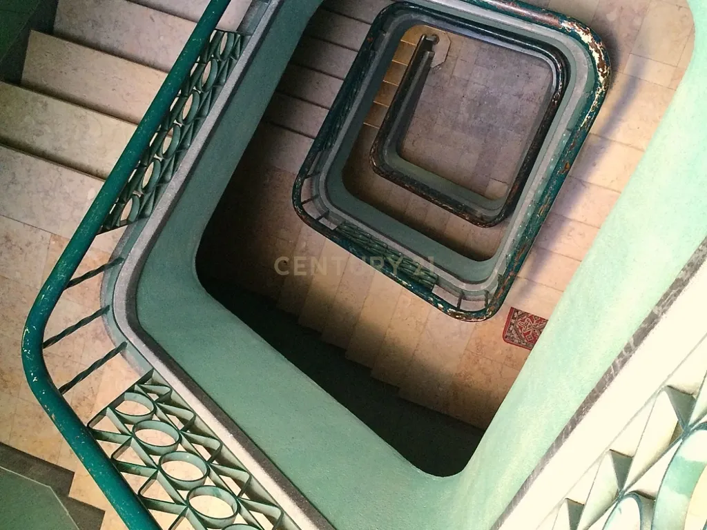 Apartamento T2 com excelente potencial | Luminoso | Beato – Lisboa - Image 5