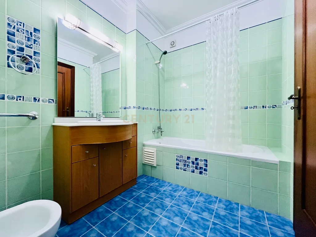 Apartamento T3 na Baixa de Olhão – Localização privilegiada junto à Praça da Floripes e Mercados Municipais - Image 18