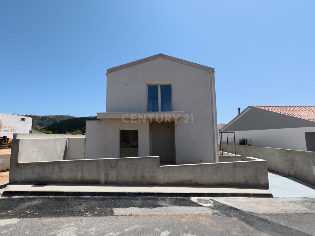 MORADIA T3 NOVA COM PISCINA E VISTA SERRA EM LOTE 795 M2 | Vilar, Cadaval - Image 32