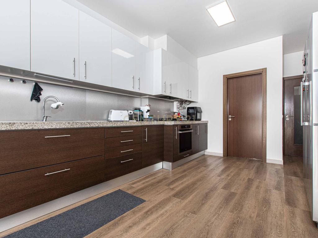 T4 Duplex Premium com Terraço / Arrecadação / 5 Lugares de Estacionamento / Marinha Grande - Image 36