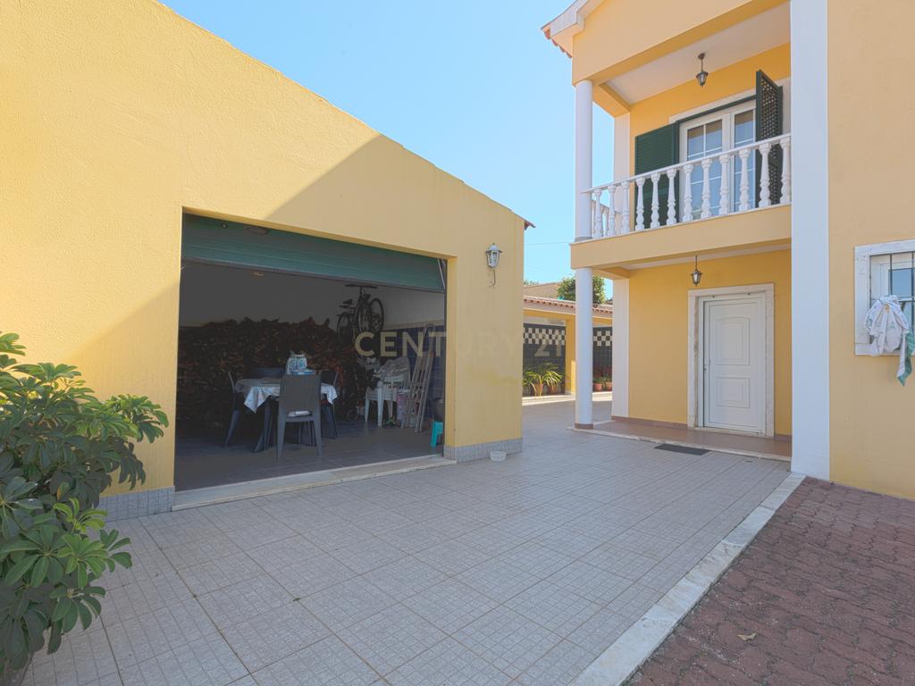 Moradia T4 Isolada com Jardim e Garagem em Olalhas – Tomar - Image 6