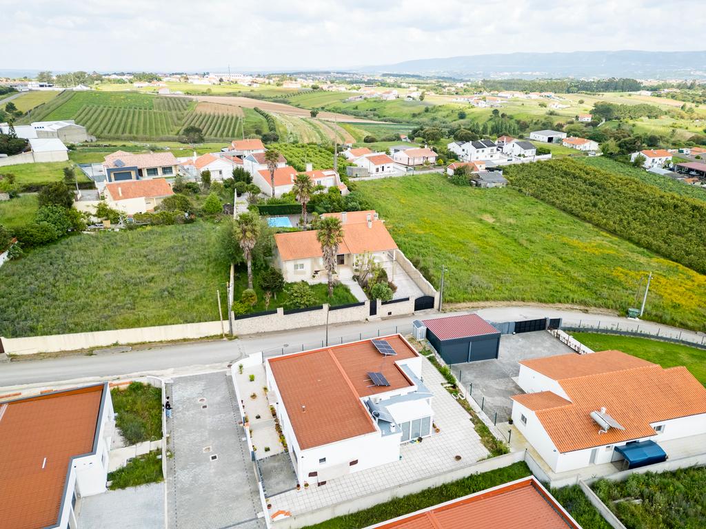 Excelente Moradia T3 Térrea SEMI-NOVA em Alcobaça com Jardim e garagem - Image 26