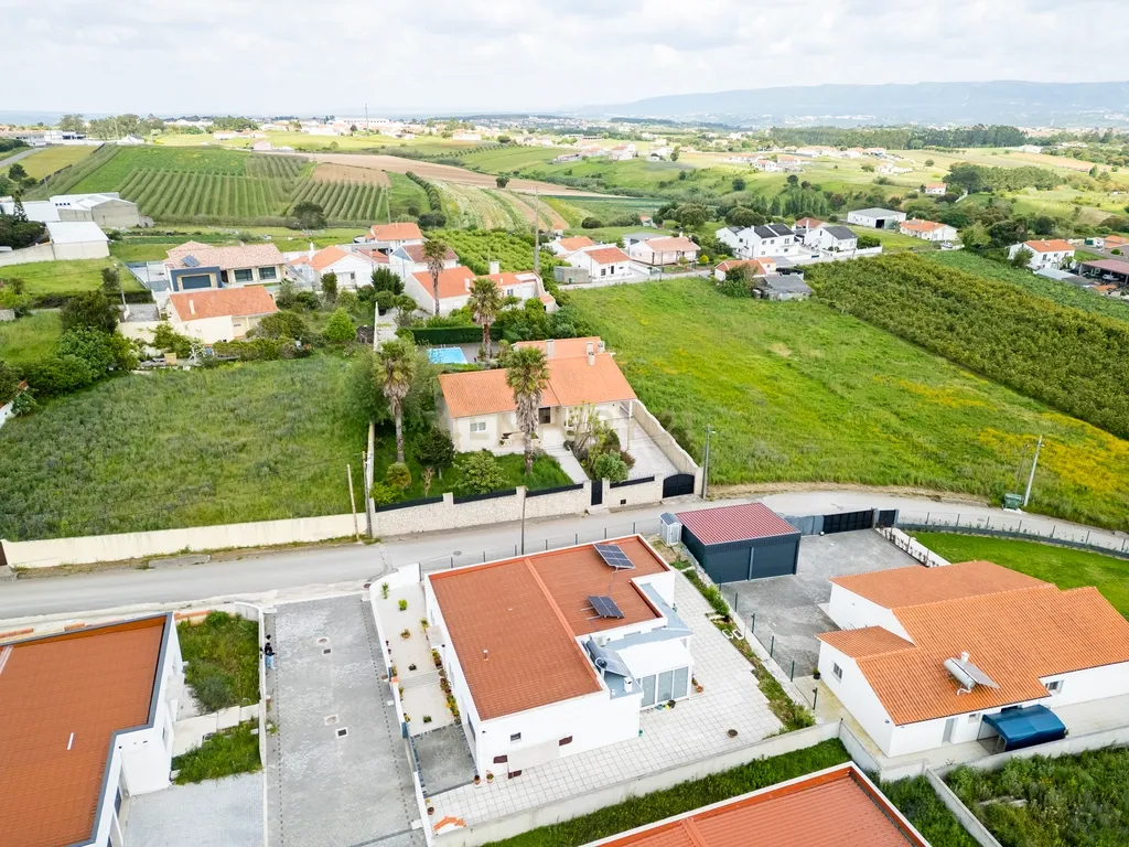 Excelente Moradia T3 Térrea SEMI-NOVA em Alcobaça com Jardim e garagem - Image 26