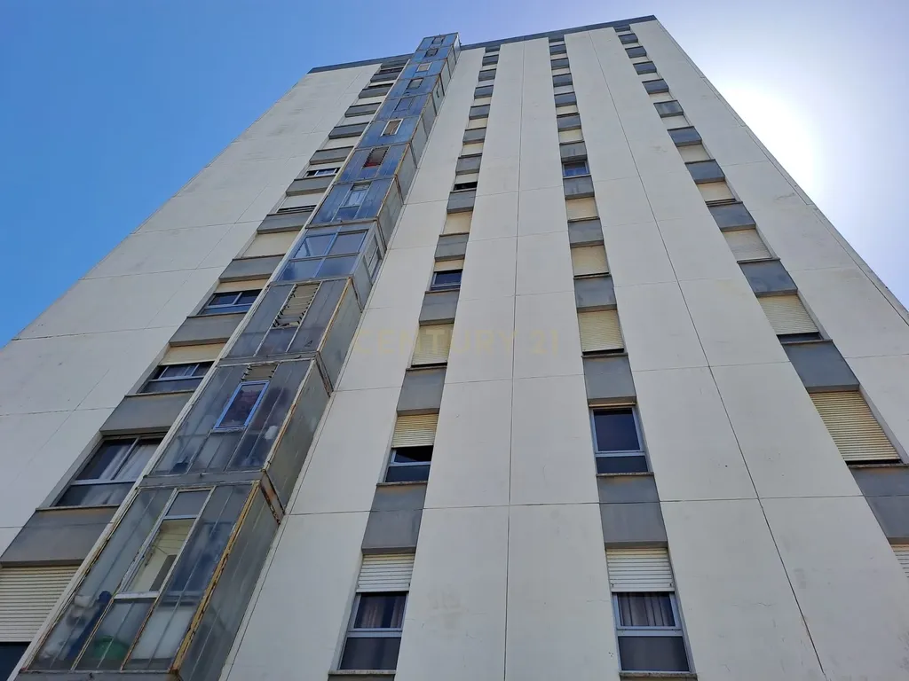 T2 Totalmente Remodelado em Almada | Luminosidade, Conforto e Localização Privilegiada - Image 24