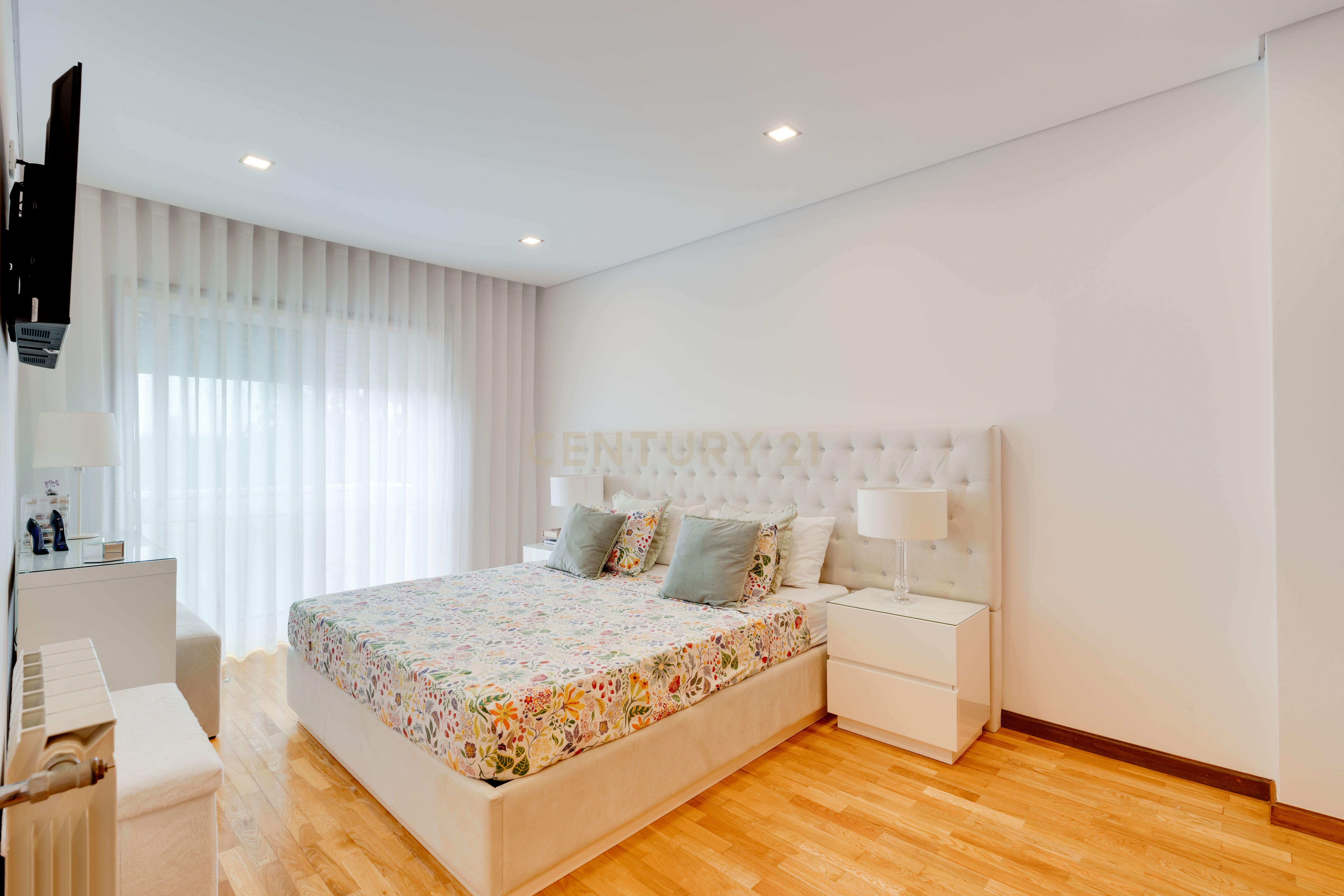 T2+2 Duplex c/ Sótão amplo (248m²) | S. Félix Marinha - Więcej