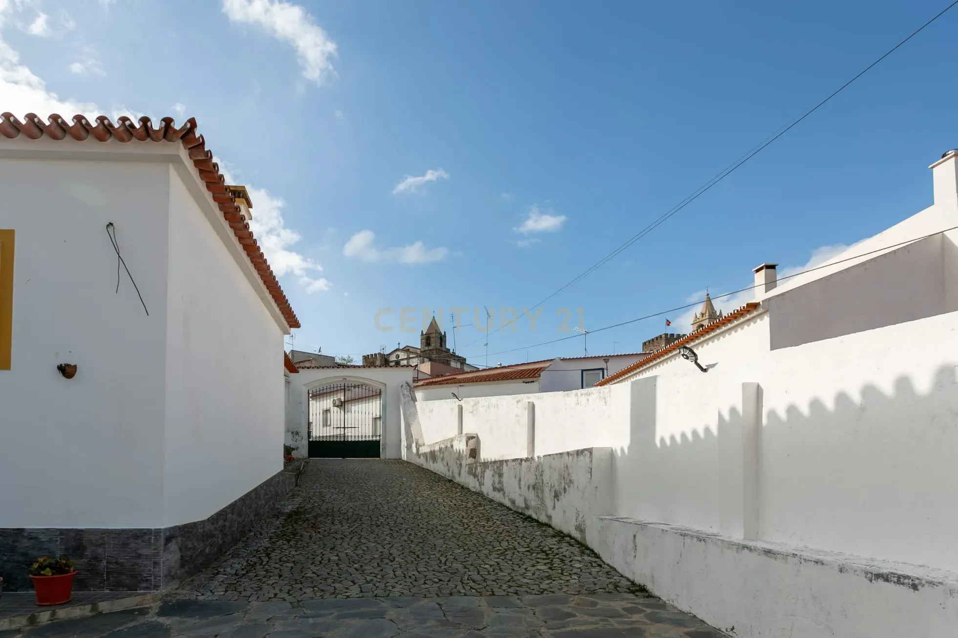 Rés-do-Chão de Moradia T4 com 4 suítes no centro de Mourão - Alentejo - Vista 2