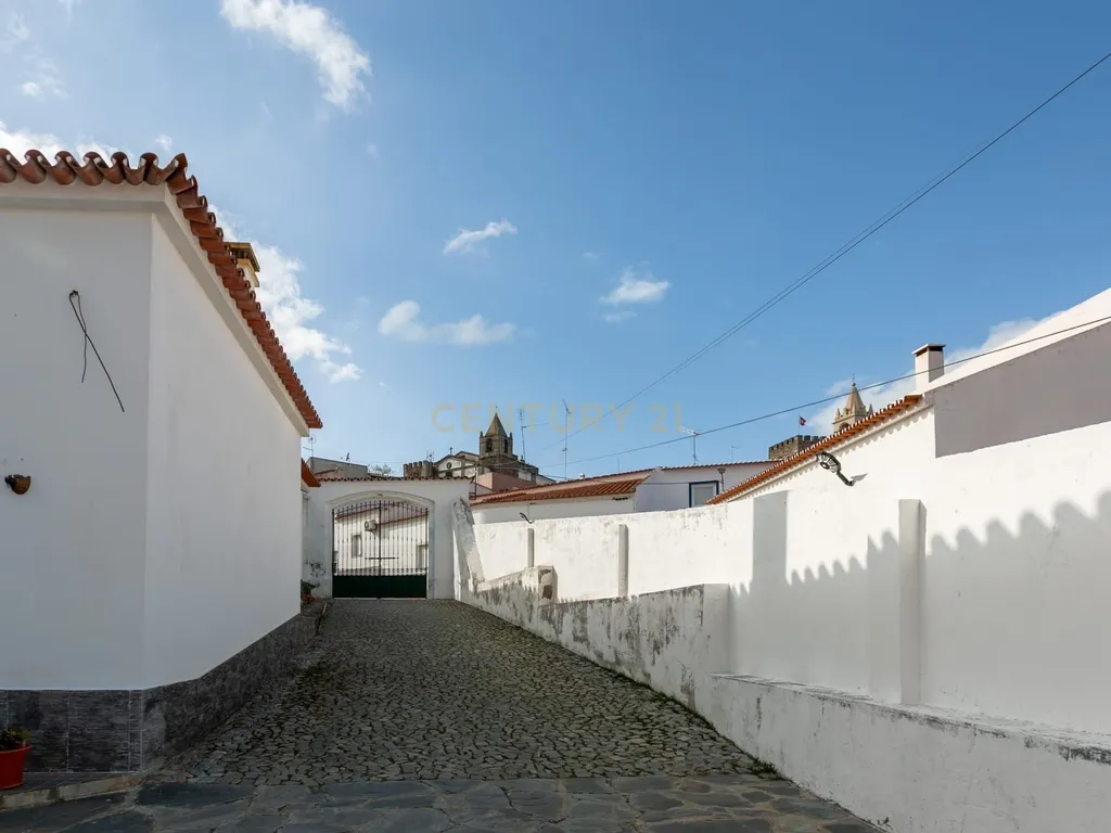 Rés-do-Chão de Moradia T4 com 4 suítes no centro de Mourão - Alentejo - Image 2