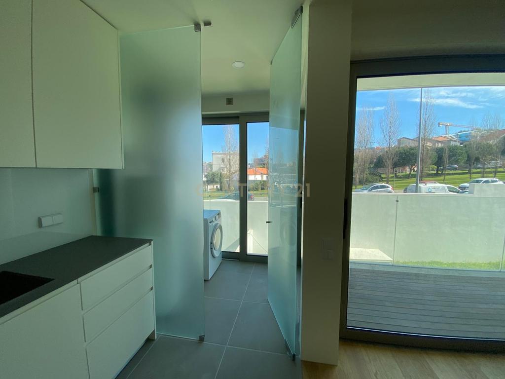 Apartamento T2 Novo com varanda, dois lugares de estacionamento, arrumo e fantásticas vistas sobre o rio - Image 14