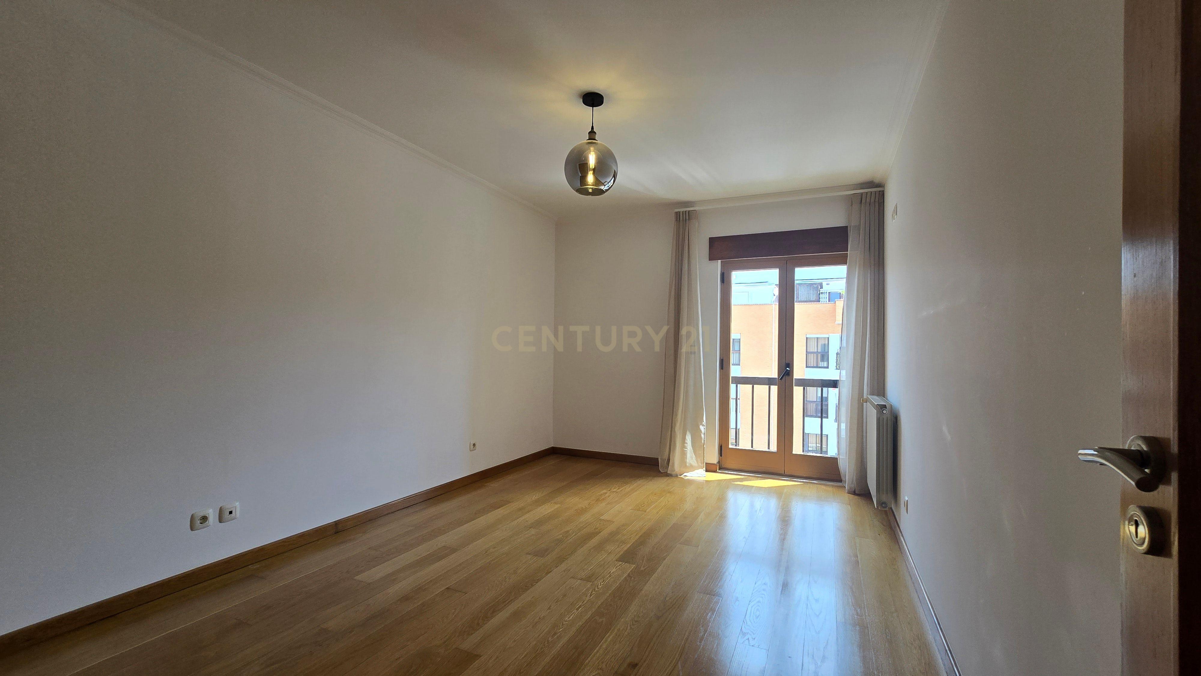 Fotografia 10 de T2 com Box para arrendamento em Porto Salvo, Oeiras