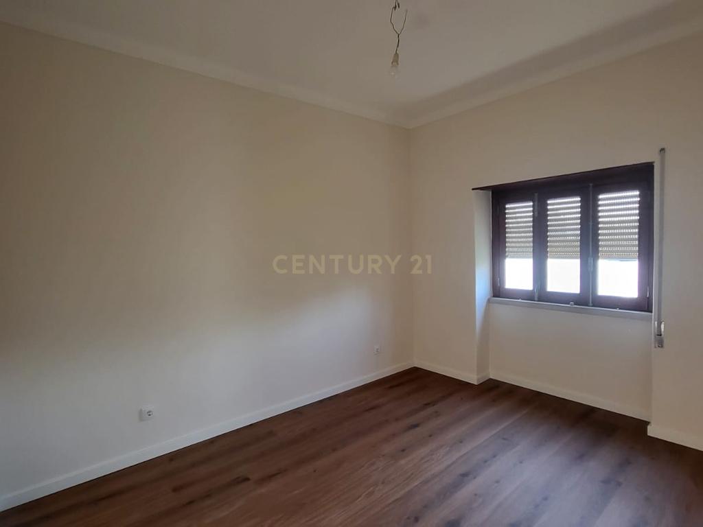 Casa T3 com Jardim e Garagem em Setúbal - Oportunidade Única! - Image 13
