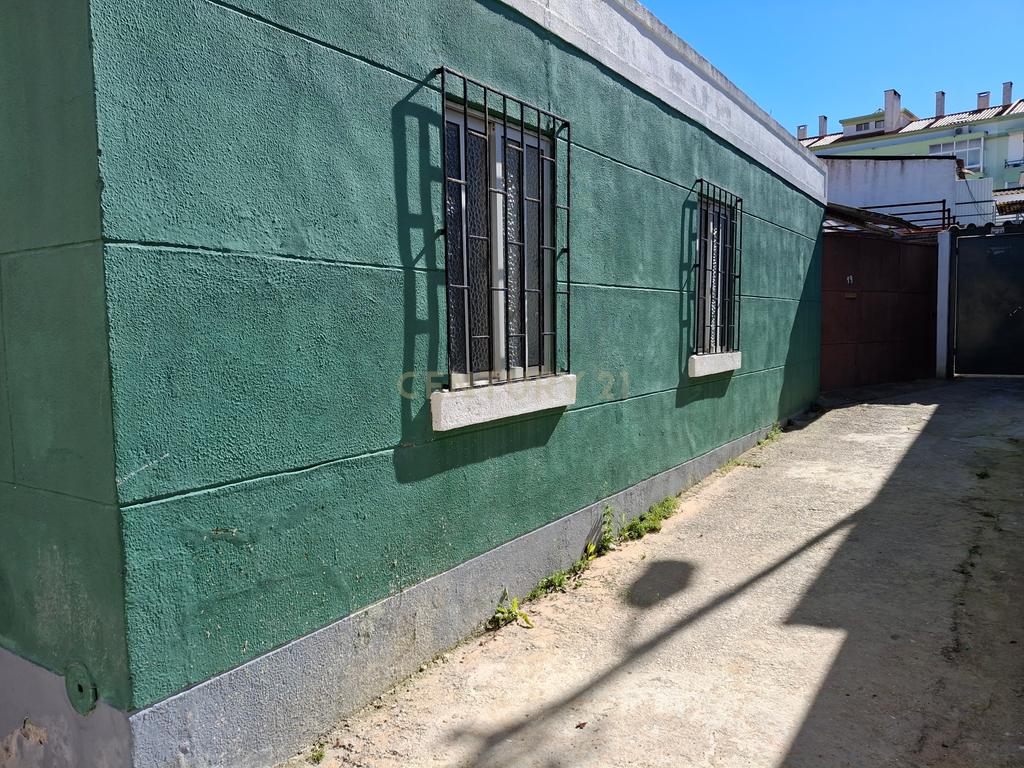 Moradia para Recuperação no Montijo com Jardim e Garagem - Image 3