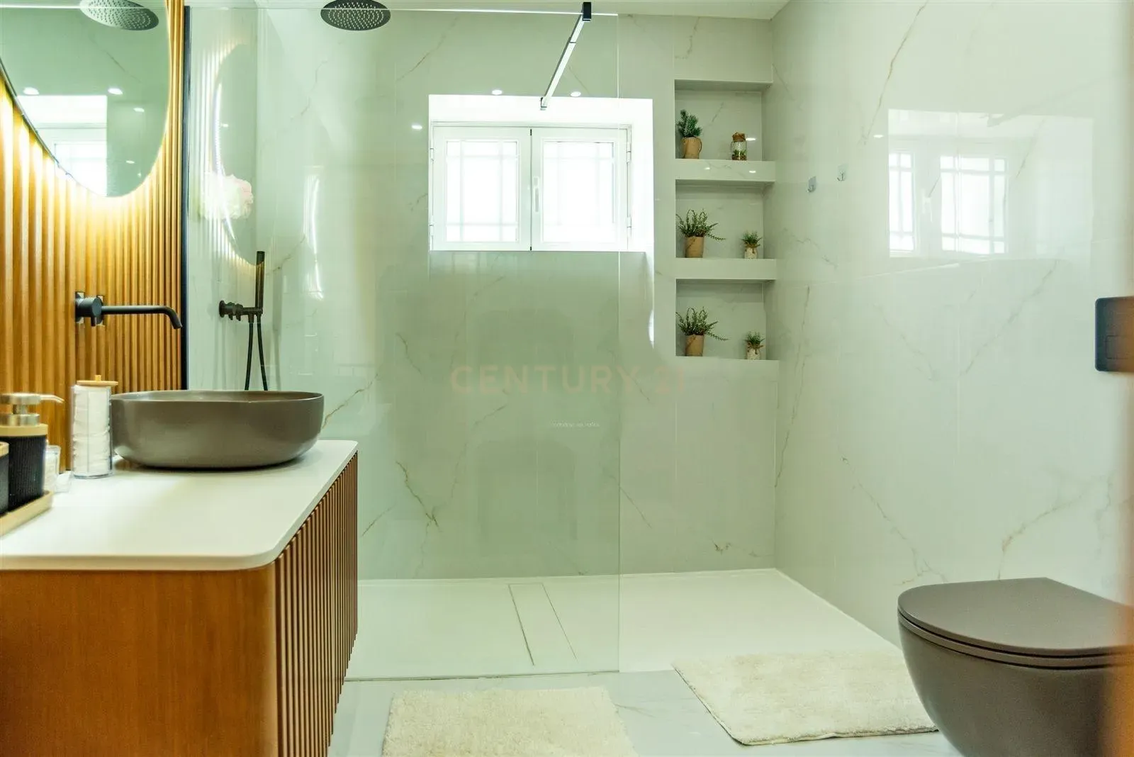 Moradia Isolada V4 com Piscina em Alpendorada – Oportunidade Única - Image 37