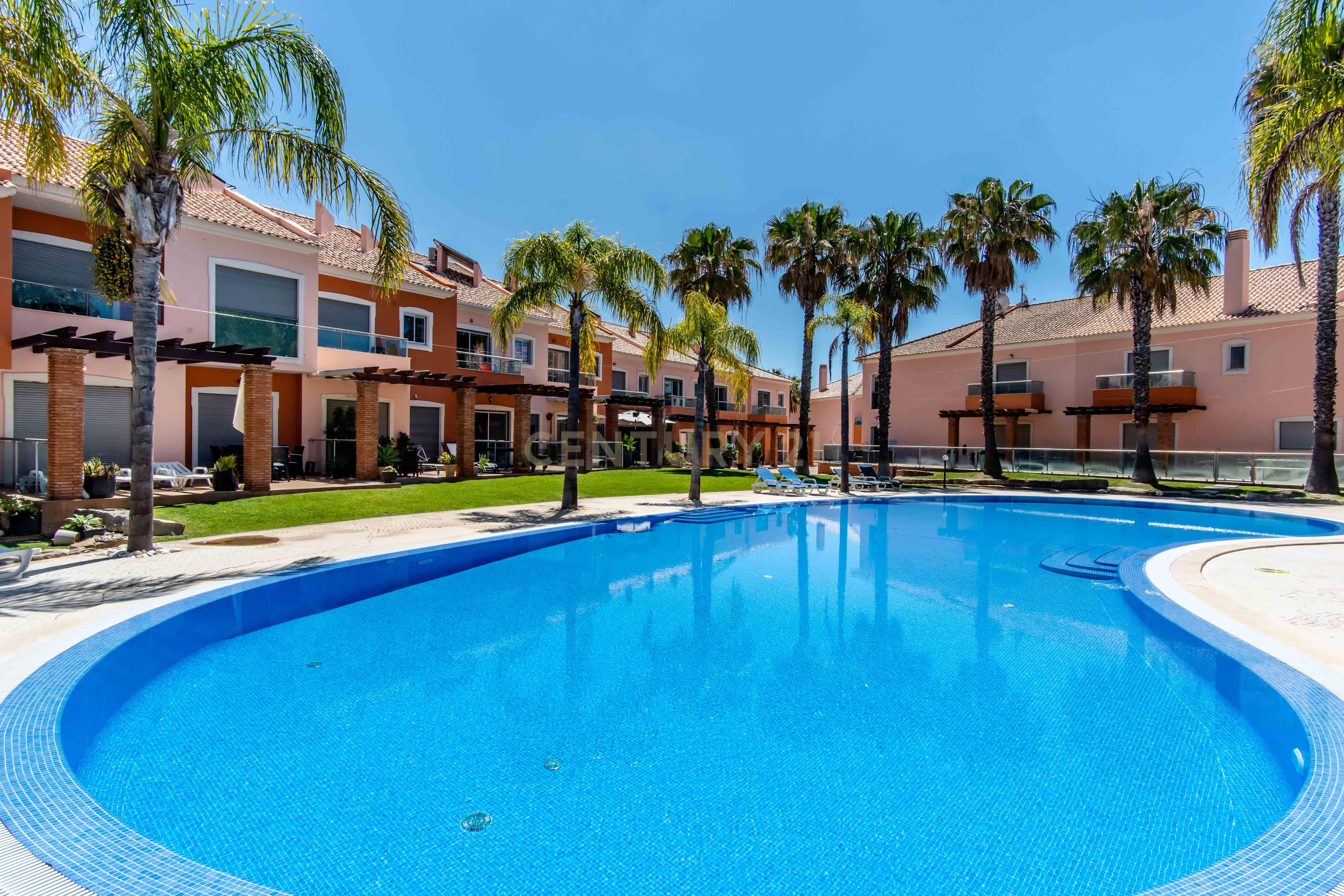 Fotografia 4 de Moradia T2 - Áreas Amplas, Piscinas, Garagem Fechada e Estacionamento