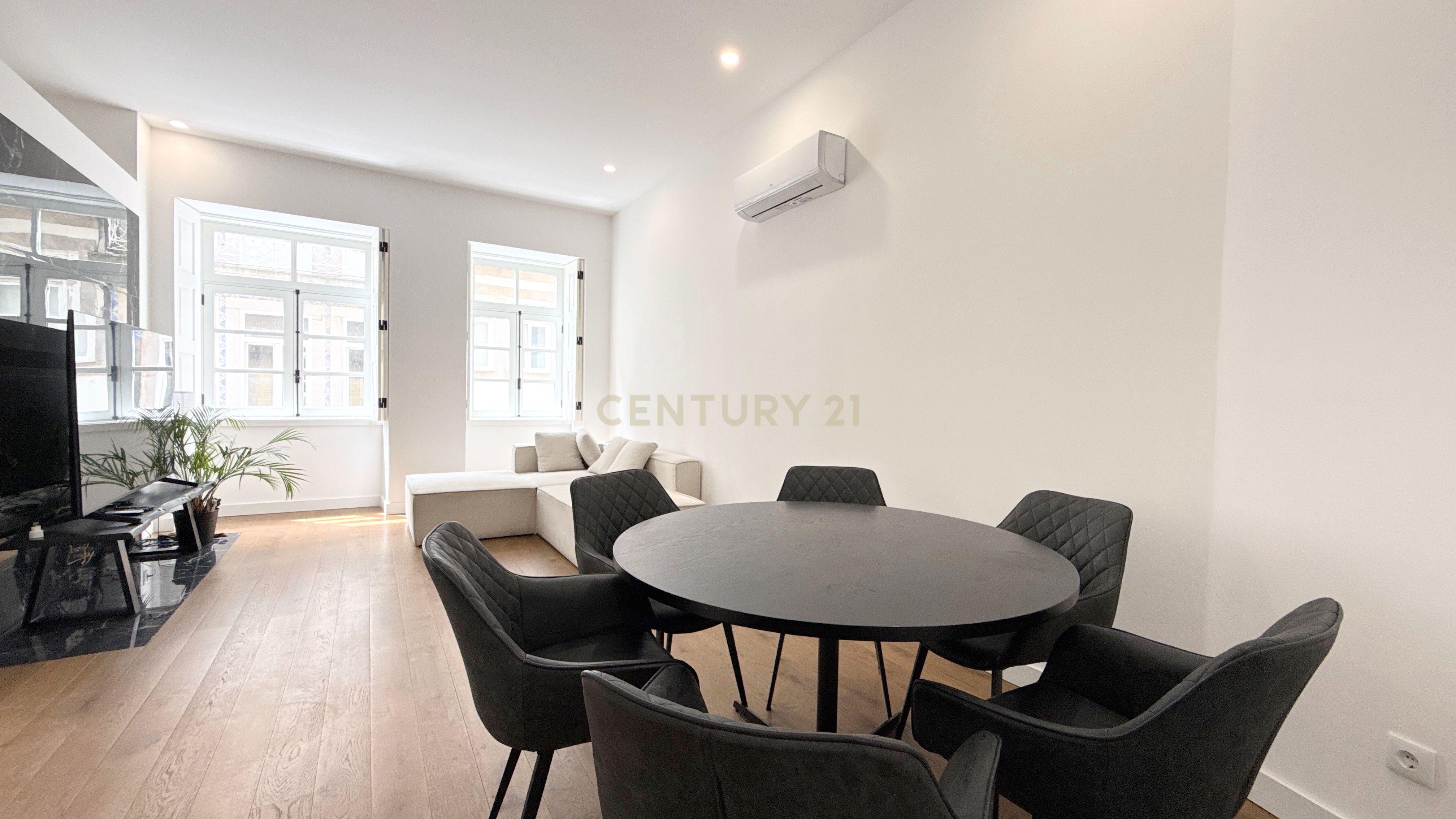 Fotografia 3 de Apartamento T2 com terraço e fachada histórica no centro do Porto