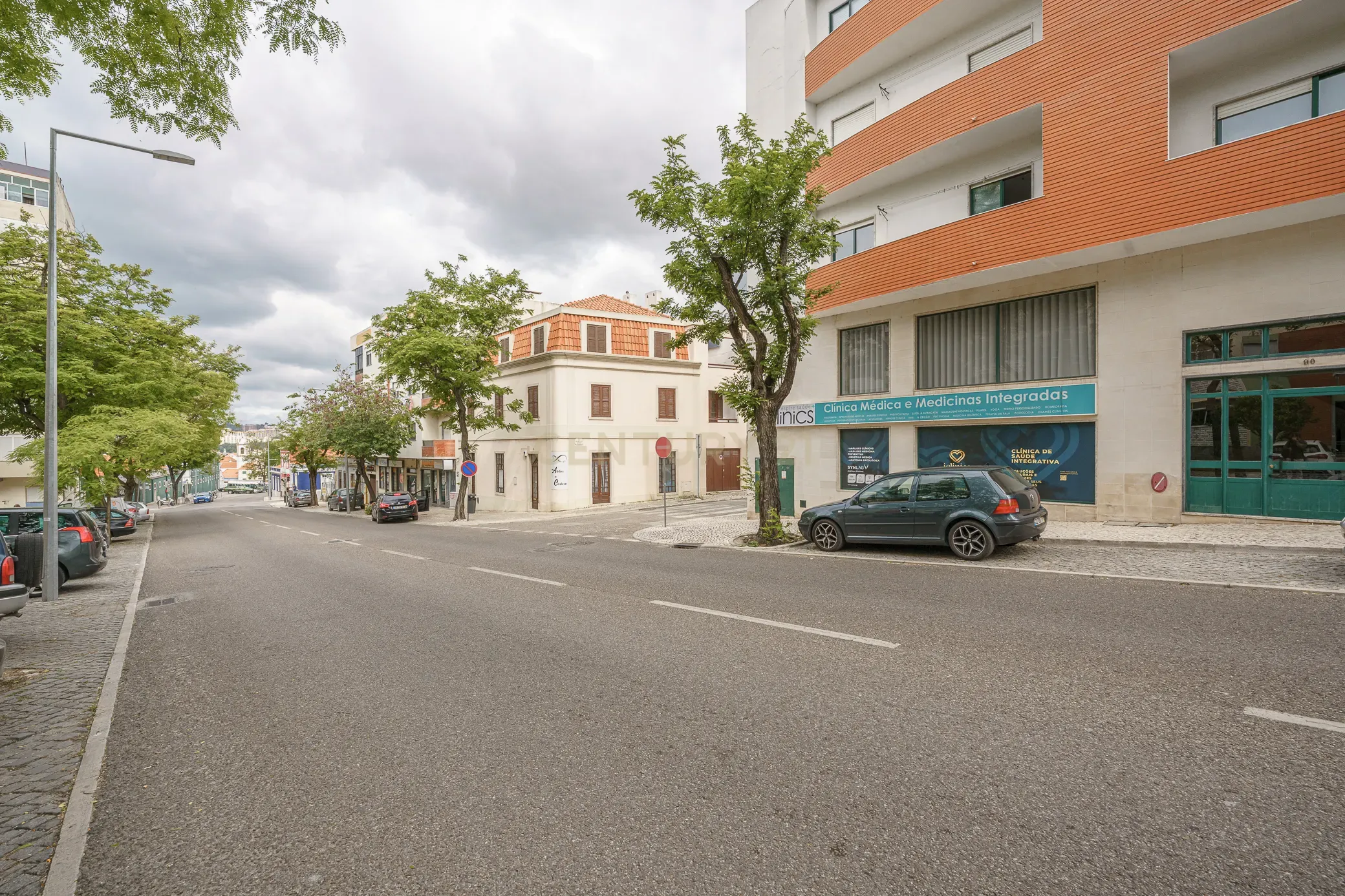 Apartamento T2 com Parqueamento, Varandas e Lareira - Perto do Centro da Cidade - Image 24