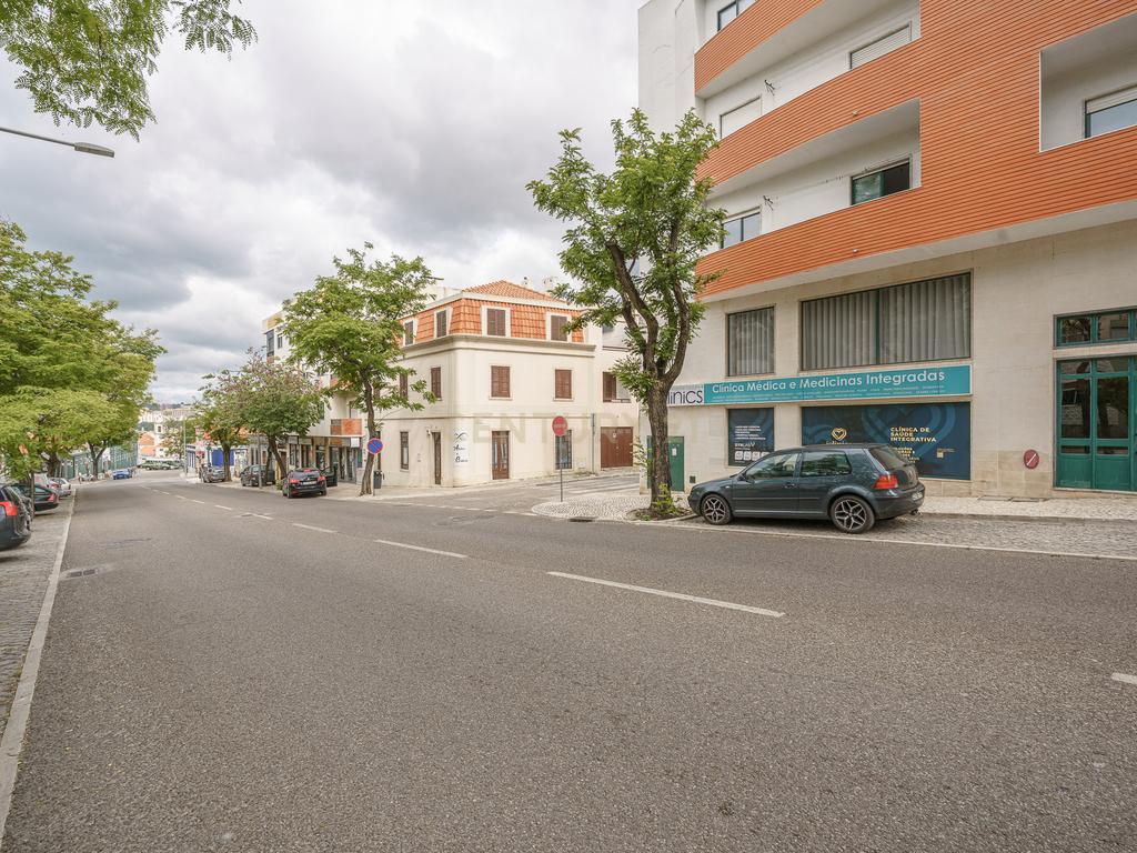 Apartamento T2 com Parqueamento, Varandas e Lareira - Perto do Centro da Cidade - Image 24