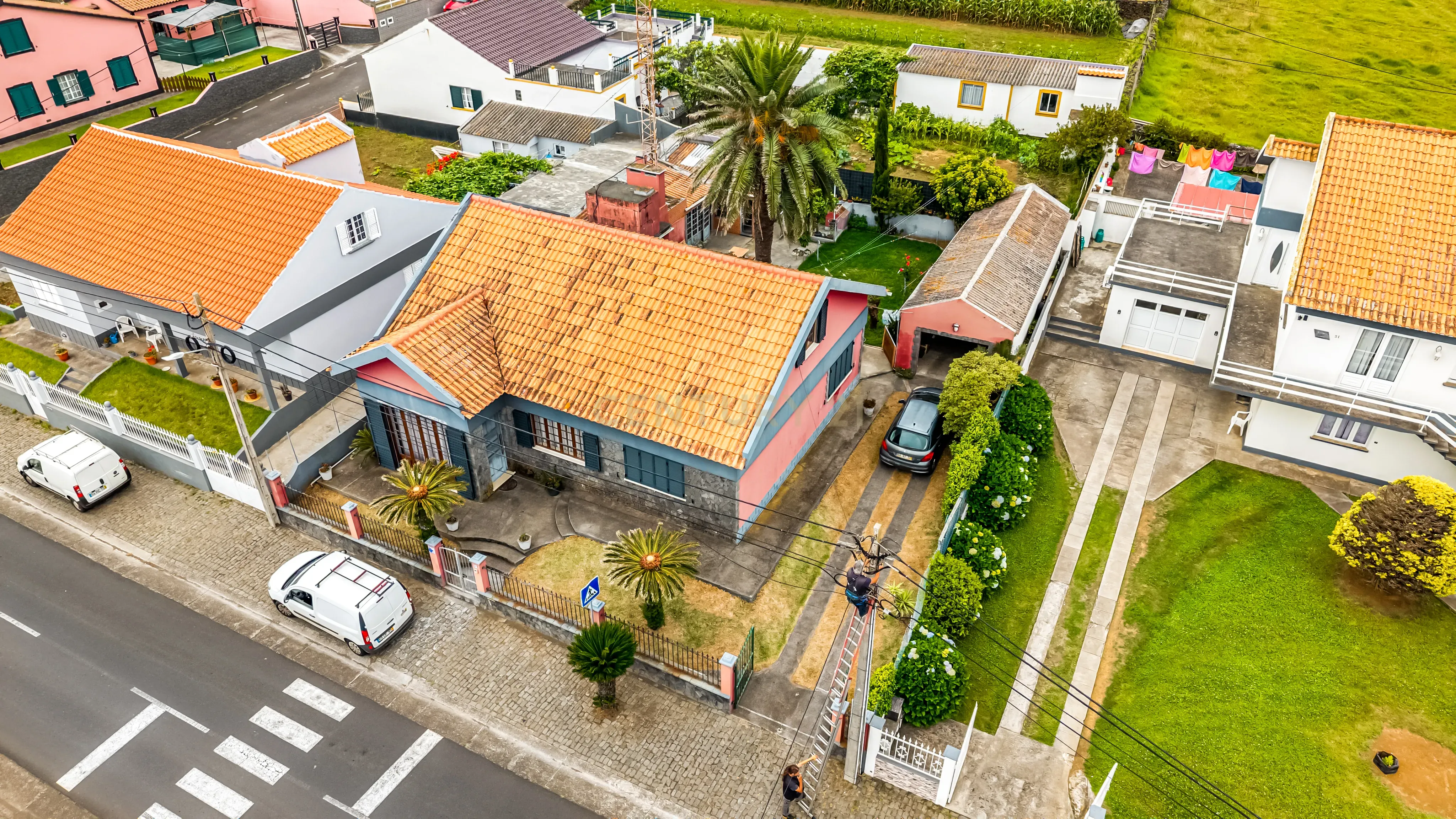 Fotografia 5 de Moradia T2 + 1  com Jardim e Garagem em Porto Judeu - Angra do Heroismo