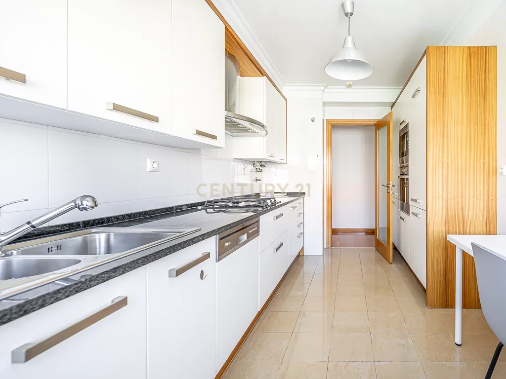 T2 com Suíte, Garagem e Arrecadação na Estefânia - Image 7