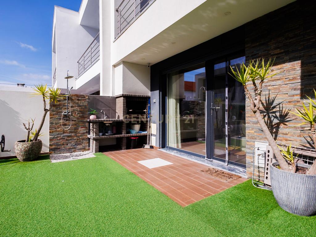 Moradia Moderna com Piscina e Acabamentos de Excelência na Marisol - Image 39